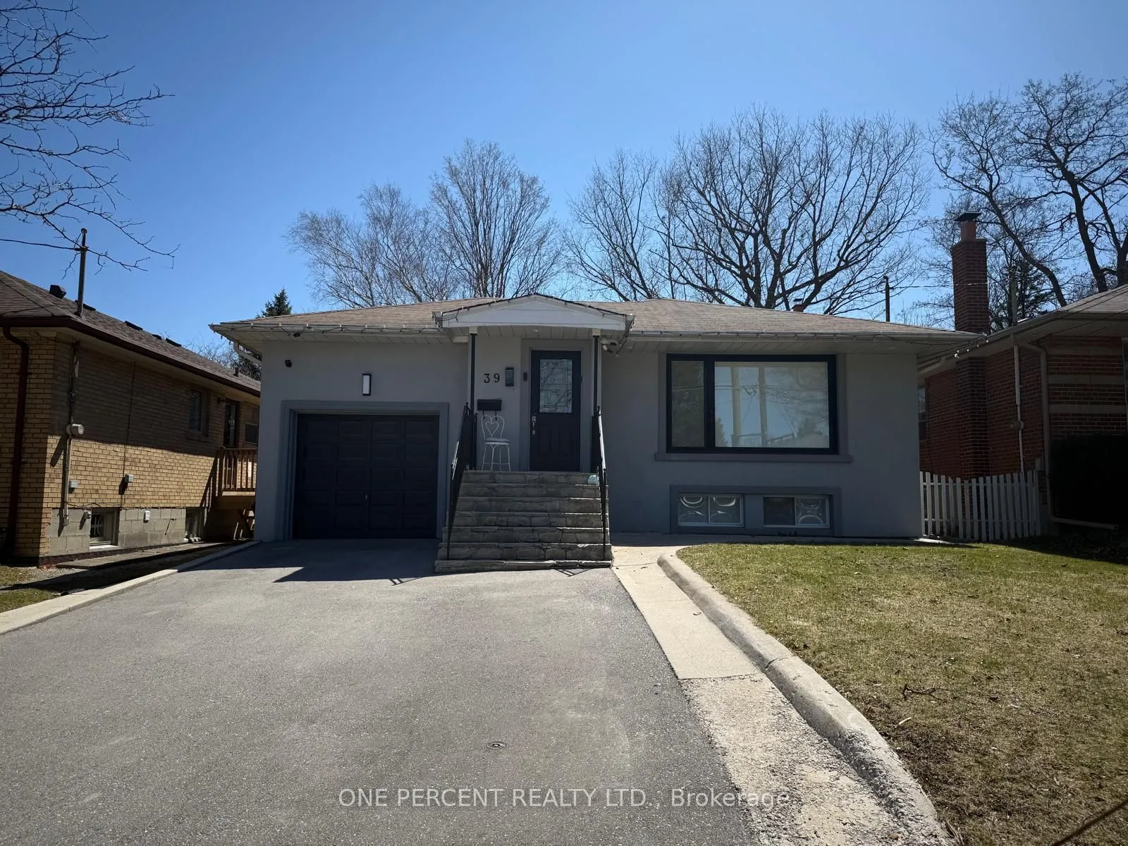 39 Decarie Circle, Toronto, ON M9B 3J1