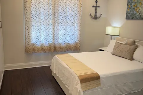 39 Decarie Circle, Toronto, ON M9B 3J1