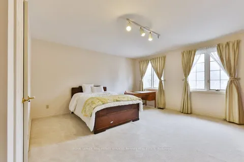 2390 Mississauga Road, Mississauga, ON L5H 2L1