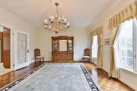 2390 Mississauga Road, Mississauga, ON L5H 2L1