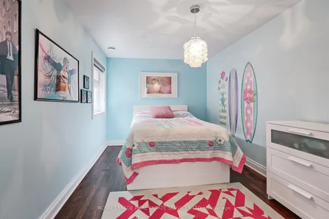 17 Worthington Crescent, Toronto, ON M6S 3P5