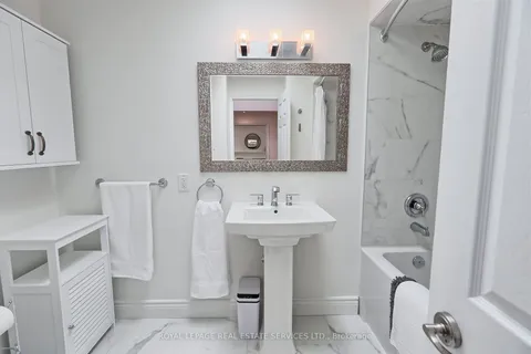 17 Worthington Crescent, Toronto, ON M6S 3P5