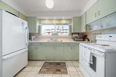 2374 Truscott Drive, Mississauga, ON L5J 2B2