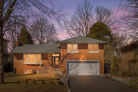 3537 Enniskillen Circle, Mississauga, ON L5C 2M9