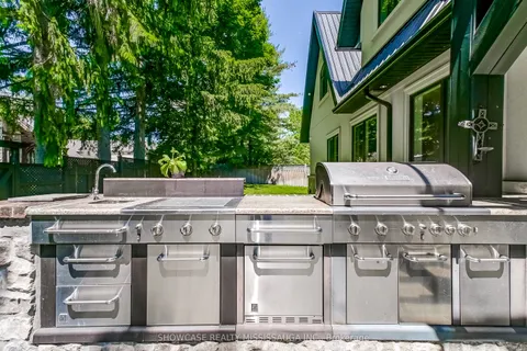 1282 Catchacoma Court, Mississauga, ON L5H 2X6