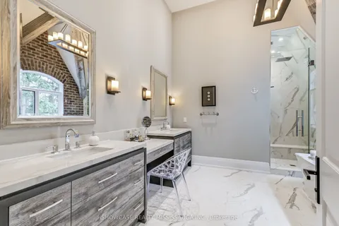 1282 Catchacoma Court, Mississauga, ON L5H 2X6