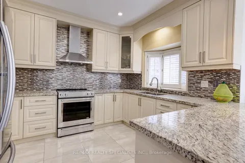 2923 Hammond Road, Mississauga, ON L5K 2M2