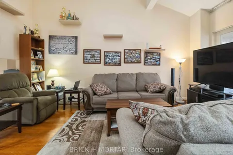 3074 Merritt Avenue, Mississauga, ON L4T 1P2