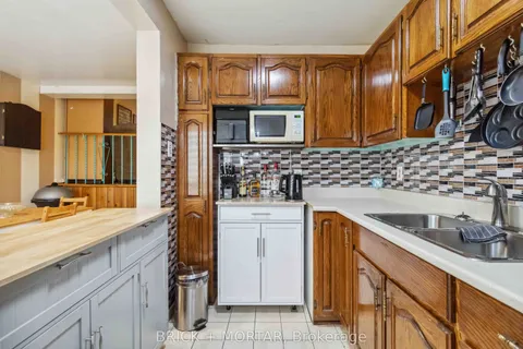 3074 Merritt Avenue, Mississauga, ON L4T 1P2