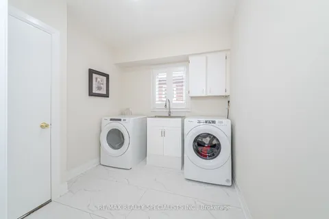 2088 Kempton Park Drive, Mississauga, ON L5M 2Y9