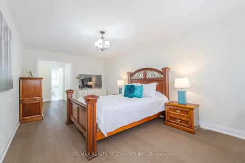 2088 Kempton Park Drive, Mississauga, ON L5M 2Y9