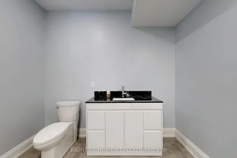 1104 Edgeleigh Avenue, Mississauga, ON L5E 2G3