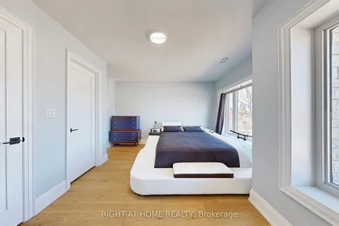 1104 Edgeleigh Avenue, Mississauga, ON L5E 2G3
