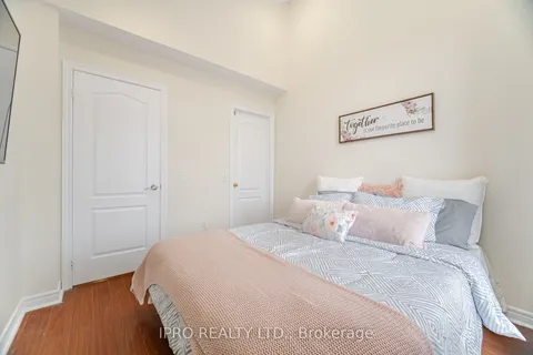 803 Khan Crescent, Mississauga, ON L5V 2R2