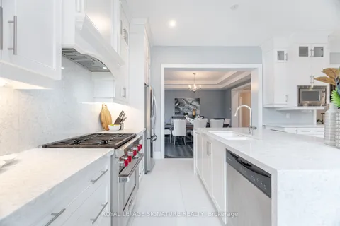 404 Ellen Davidson Drive, Oakville, ON L6M 0Y7