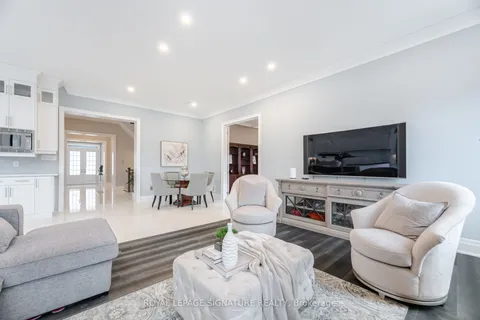 404 Ellen Davidson Drive, Oakville, ON L6M 0Y7