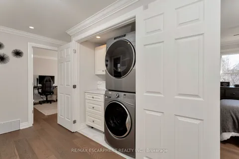2119 Agincourt Crescent, Burlington, ON L7P 1P3