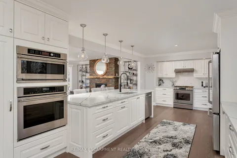 2119 Agincourt Crescent, Burlington, ON L7P 1P3