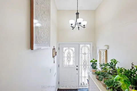 3684 Ellengale Drive, Mississauga, ON L5C 1Z7