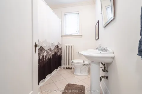 11 Brant Avenue, Mississauga, ON L5G 3N9