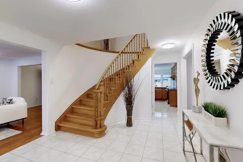 896 Willowbank Trail, Mississauga, ON L4W 3T7