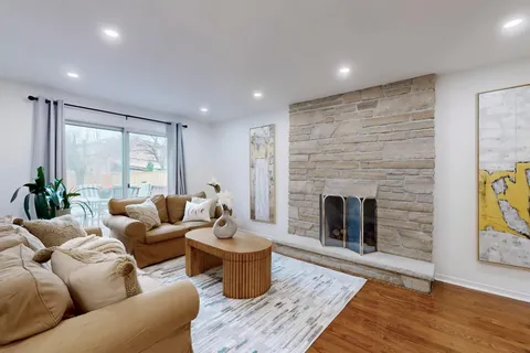 896 Willowbank Trail, Mississauga, ON L4W 3T7