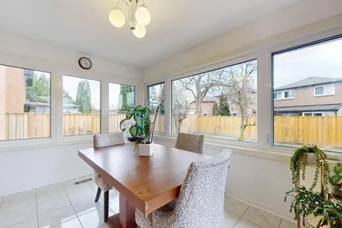 896 Willowbank Trail, Mississauga, ON L4W 3T7