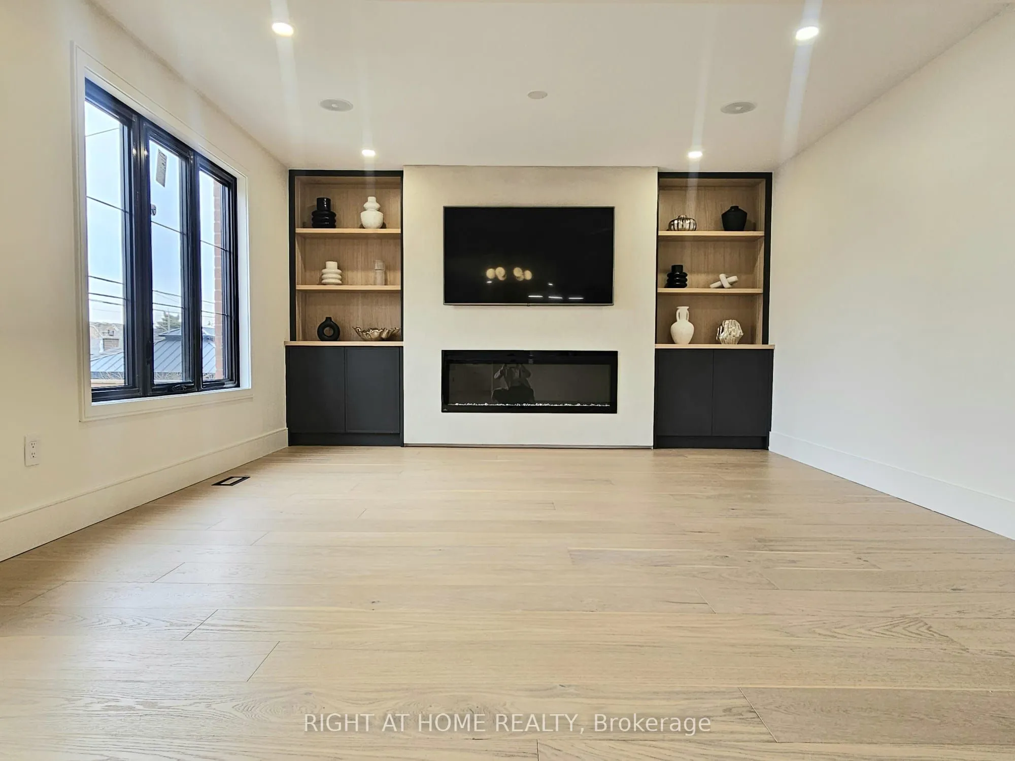 32 Omagh Avenue, ON M9M 1E7