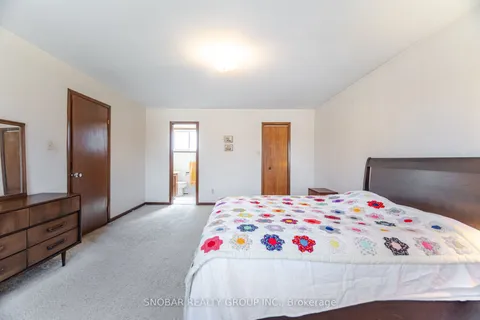 2406 Ravensthorpe Crescent, Mississauga, ON L5C 2Y5