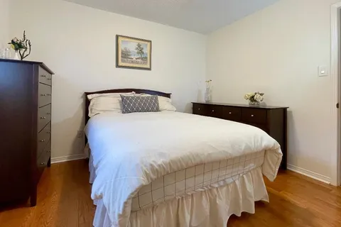 845 Mays Crescent, Mississauga, ON L5V 2G6