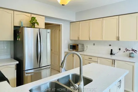 845 Mays Crescent, Mississauga, ON L5V 2G6