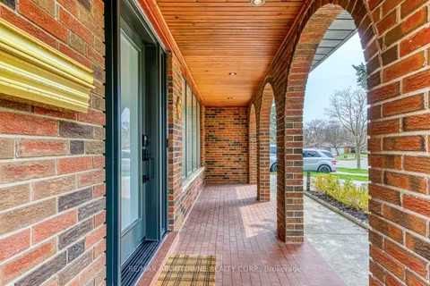 7 Ivybridge Drive, Toronto, ON M9C 3R2