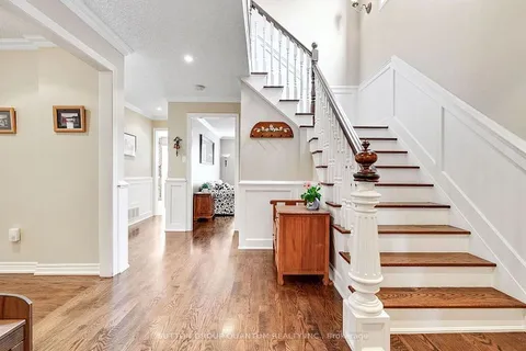 2113 Folkway Drive, Mississauga, ON L5L 3G3