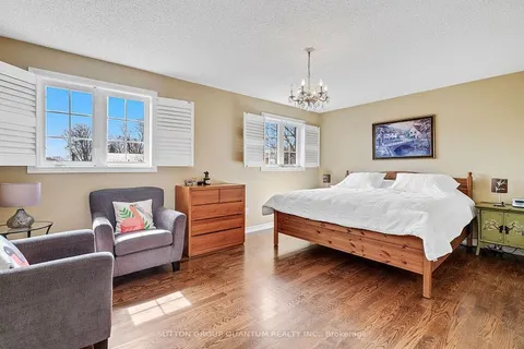 2113 Folkway Drive, Mississauga, ON L5L 3G3