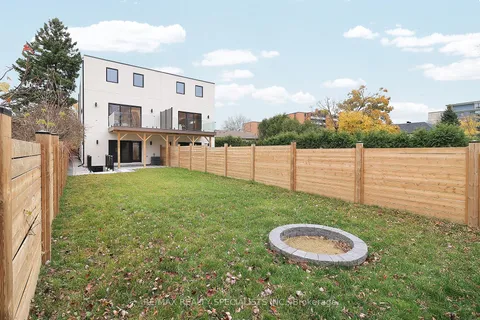 1048 ROOSEVELT Road, Mississauga, ON L5G 3Y8