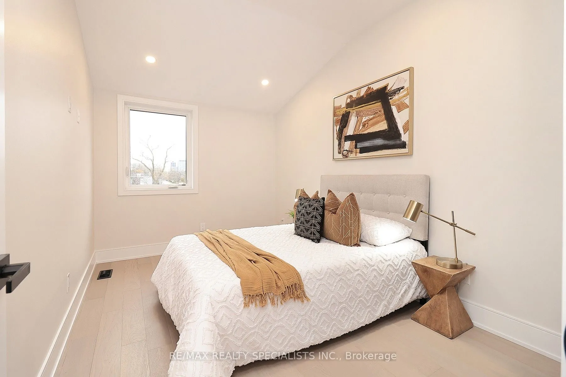 1046 ROOSEVELT Road, Mississauga, ON L5G 3Y8