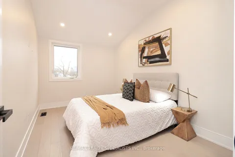 1046 ROOSEVELT Road, Mississauga, ON L5G 3Y8