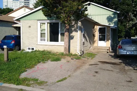 11 Helena Court, Brampton, ON L6S 2N4