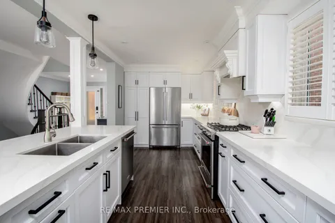 938 Deer Run, Mississauga, ON L5C 4B2