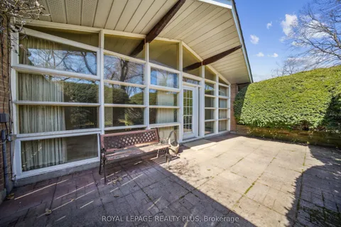 240 South Service Road, Mississauga, ON L5G 2S1