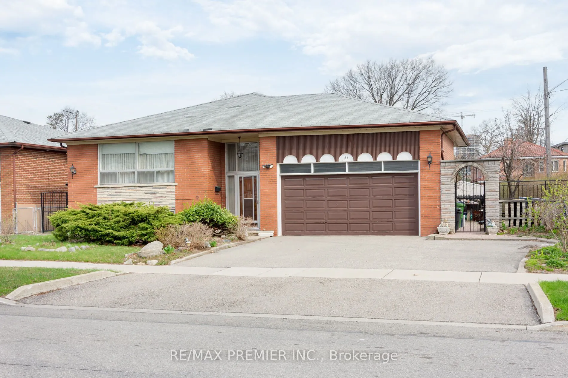28 Whitfield Avenue, Toronto, ON M9L 1G3