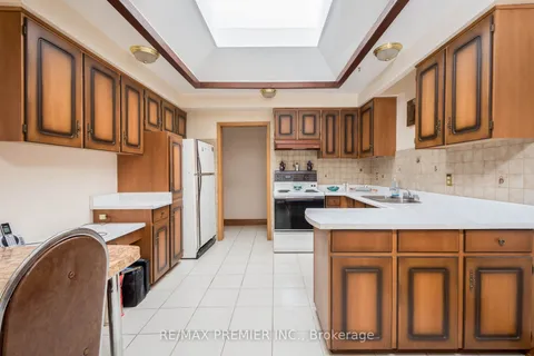 28 Whitfield Avenue, Toronto, ON M9L 1G3
