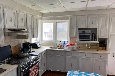 1564 Marionville Drive, Mississauga, ON L5E 2Y3