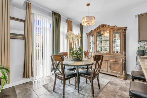 192 Castle oaks Cross, Brampton, ON L6P 3X2