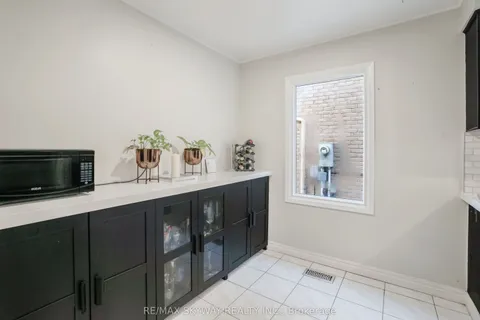 10 Provence Trail, Toronto, ON M9V 5B7