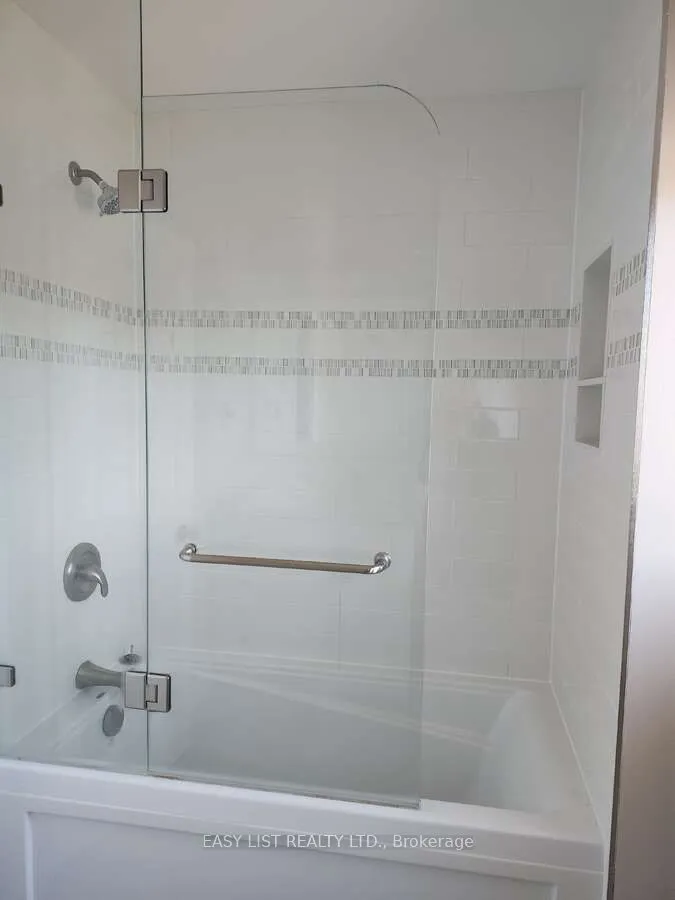 5275 Thornwood Drive, Mississauga, ON L4Z 3J3