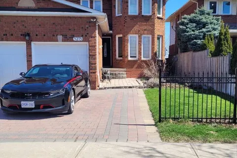 5275 Thornwood Drive, Mississauga, ON L4Z 3J3