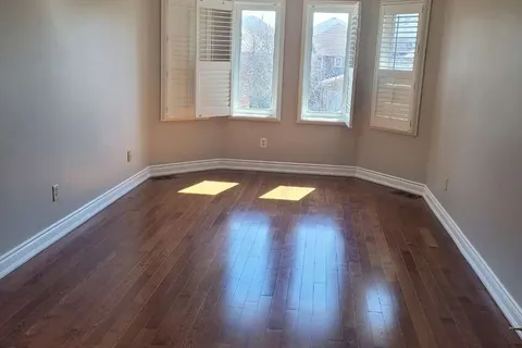 5275 Thornwood Drive, Mississauga, ON L4Z 3J3