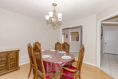 382 Harrowsmith Drive, Mississauga, ON L5R 3V1