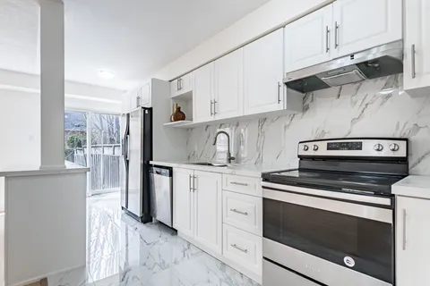 32 Twin Pines Crescent, Brampton, ON L7A 1M6